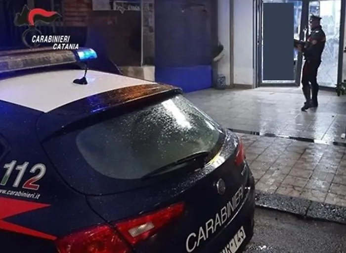 Sorpreso a sfondare la vetrina di un negozio per rubare resta ferito: i Carabinieri lo soccorrono e poi lo arrestano