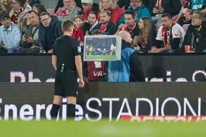 Pi&ugrave; tecnologia e meno perdite di tempo: tutte le nuove regole introdotte dall'Ifab che cambieranno il calcio
