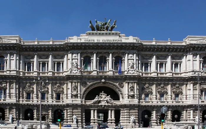 Cassazione, tre condanne e due rinvii per i buttafuori imposti da mafia