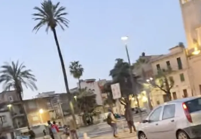 Vittoria, ecco come si reclutano i braccianti all'alba in piazza