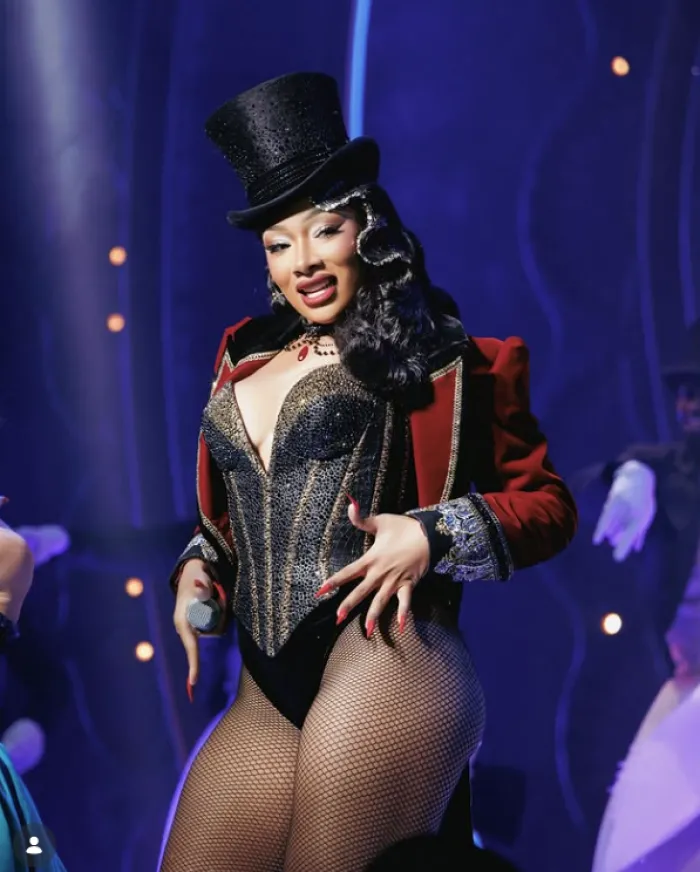 Megan Thee Stallion si sente male durante Moulin Rouge: &laquo;Mi sono spinta oltre i miei limiti&raquo;