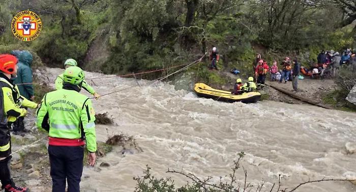 Verricellamento, teleferica e gommone: cos&igrave; sono stati salvati i 32 turisti sorpresi dalla piena di un torrente 