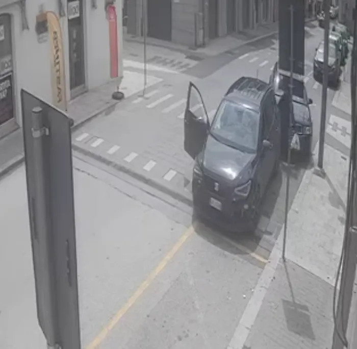 Vittoria, il video dell'incivilt&agrave; scatena la rabbia dei cittadini: "Ma come si pu&ograve; fare una cosa del genere?"
