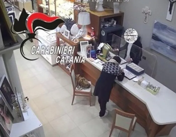 Ladra seriale di gioielli segna l'ennesimo colpo in un negozio ma questa volta i carabinieri la beccano