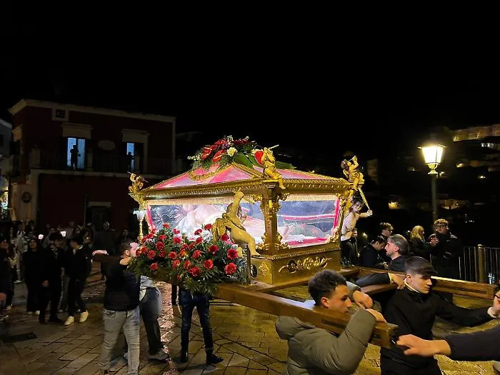 Silenzio e mestizia a Ibla con il Cristo morto e l'Addolorata