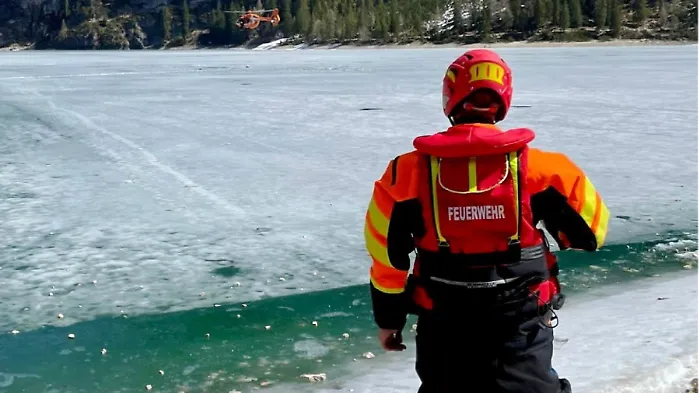 Cento persone sul ghiaccio che stava gi&agrave; cedendo, 5 finiscono  in acqua, salvate dai passanti. &laquo;Una follia&raquo;