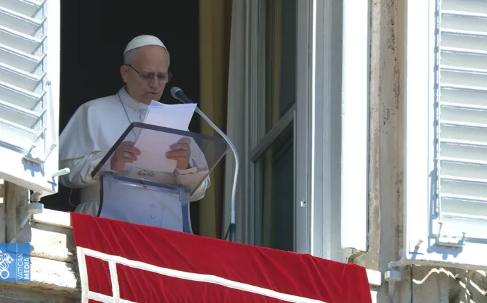 Nel Regina Coeli Papa Leone XIV ricorda Papa Francesco: &laquo;Facciamo memoria della sua grande testimonianza di fede e di amore&raquo;
