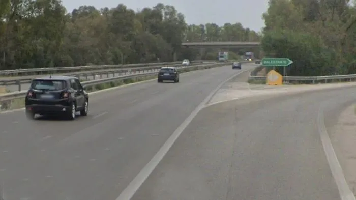 Esce dalla sua auto cappottata, muore travolto da vettura sull'A29