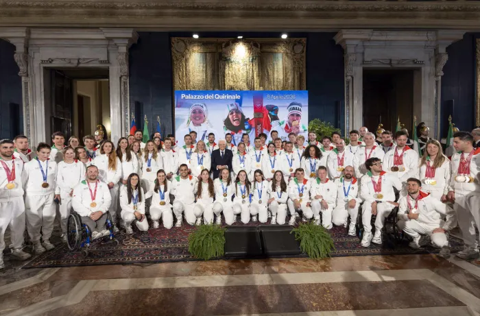 Milano‑Cortina, Mattarella apre il Quirinale agli azzurri: medaglie, orgoglio e la riconsegna della bandiera