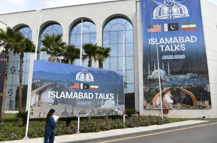 Islamabad, il tavolo pi&ugrave; fragile del mondo: JD Vance arriva in Pakistan per il confronto con l&rsquo;Iran