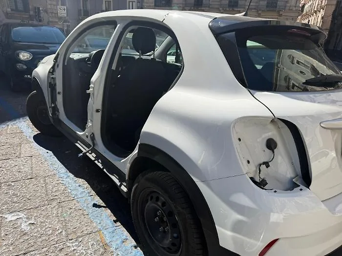 Catania, un'altra 500XL lasciata senza sportelli e fari: l'amaro risveglio di un gruppo di turisti