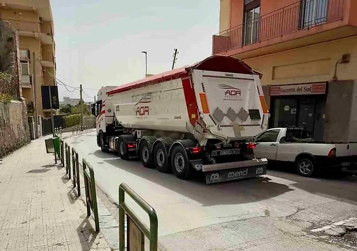Residenti ostaggio dei mezzi pesanti tra villaggio Unrra e Contesse