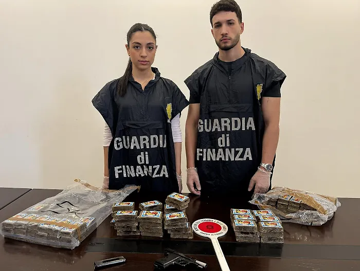 Blitz della Guardia di Finanza a Palagonia: tre arresti, sequestrati oltre 10 chilogrammi di hashish e una pistola