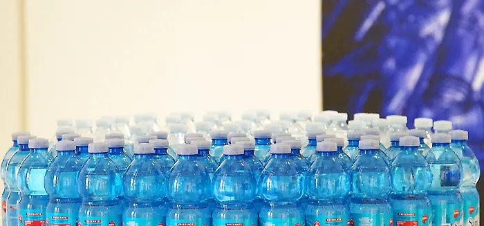 Acqua minerale, il prossimo rincaro potrebbe arrivare dal tappo: perch&eacute; la crisi in Medio Oriente minaccia prezzi e scaffali