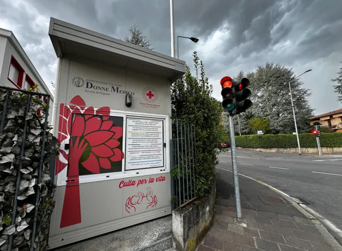 Bergamo, il neonato affidato alla Culla per la vita: il biglietto della madre, il soccorso in pochi minuti e ci&ograve; che questa storia racconta alla citt&agrave;