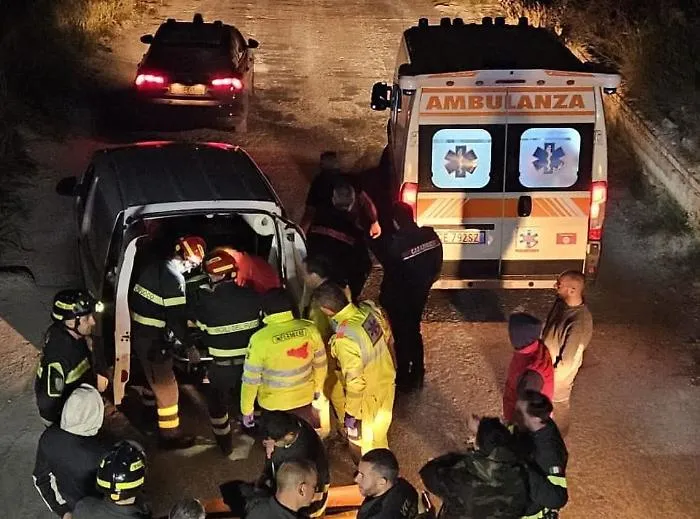 Comiso, cade in un dirupo in una zona impervia: salvato dai vigili del fuoco