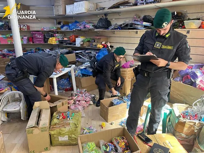 Il un deposito di Misterbianco lo smercio degli accessori di lusso, la Guardia di Finanza sequestra 62mila prodotti