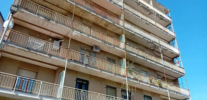 Catanzaro, il salto nel buio di una madre e dei suoi figli: la notte di via Zanotti Bianco e le domande che restano
