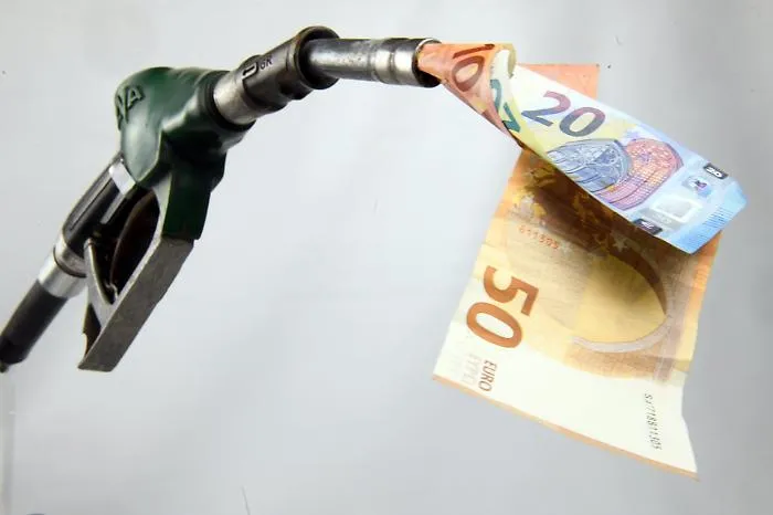 Maxi truffa di "furbetti" del gasolio: imprese lo pagavano 90 cent al litro 