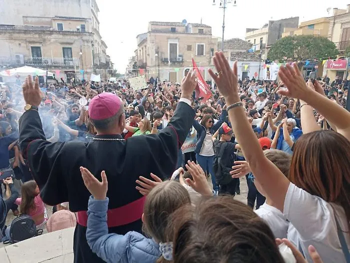 Santa Croce, che festa in piazza con i cresimandi