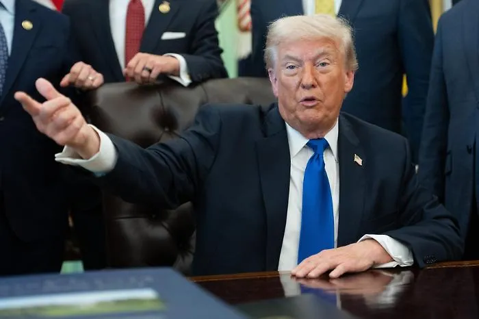 "L'Europa non rispetta i patti". Trump dichiara guerra alle auto del Vecchio Continente e annuncia dazi del 25% 