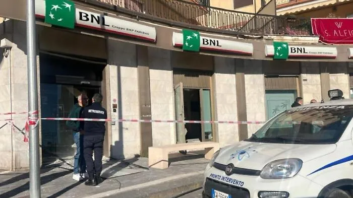 Assalto al bancomat con l&rsquo;esplosivo: sportello sventrato e soldi portati via