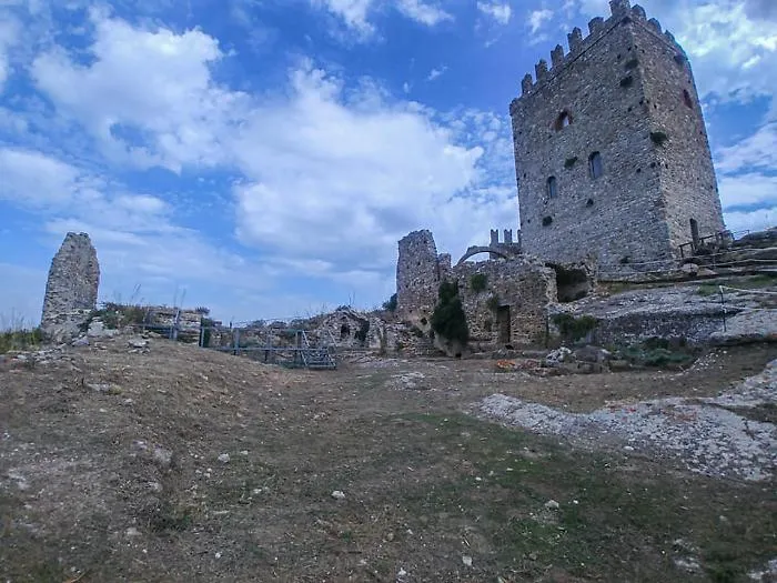 Castello di Cefal&agrave; Diana