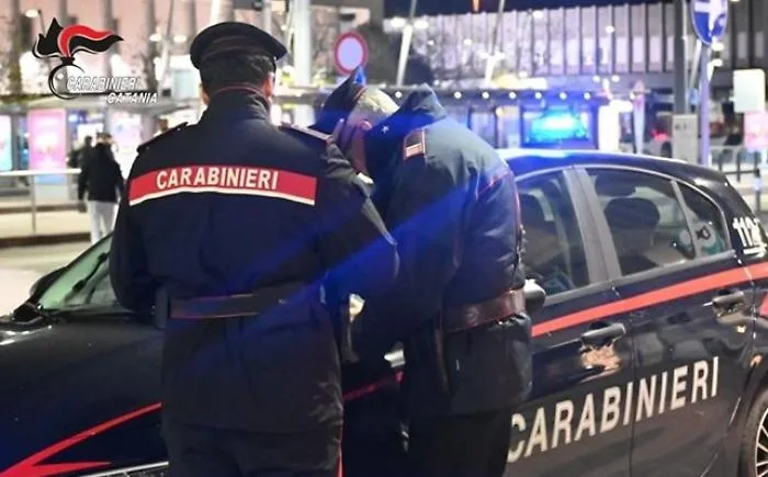 Furto lampo in un centro commerciale a Belpasso: due ladri inseguiti e arrestati