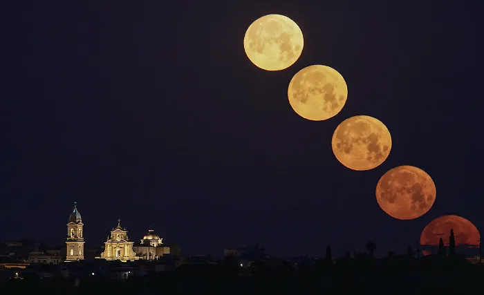 Se la luna si inchina sulle meraviglie architettoniche di Ispica