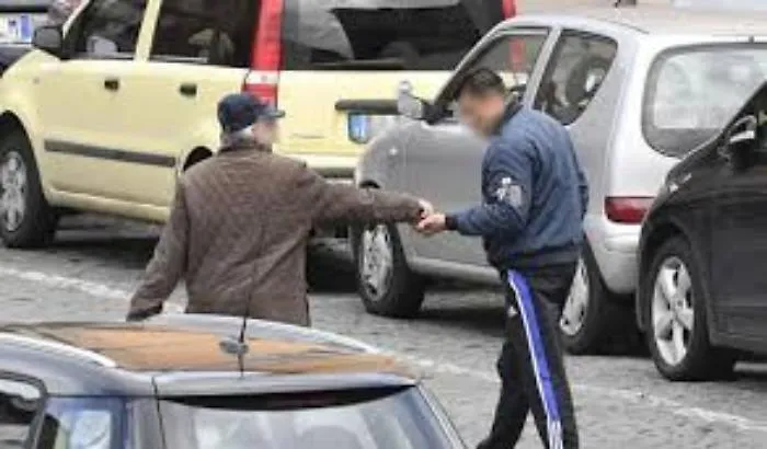 Blitz della Polizia locale: 16 parcheggiatori abusivi multati, sequestrati 120 euro