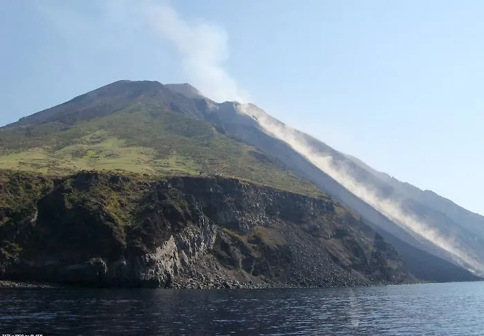 Stromboli, aumenta l'attivit&agrave; effusiva: la colata ha raggiunto la linea di costa
