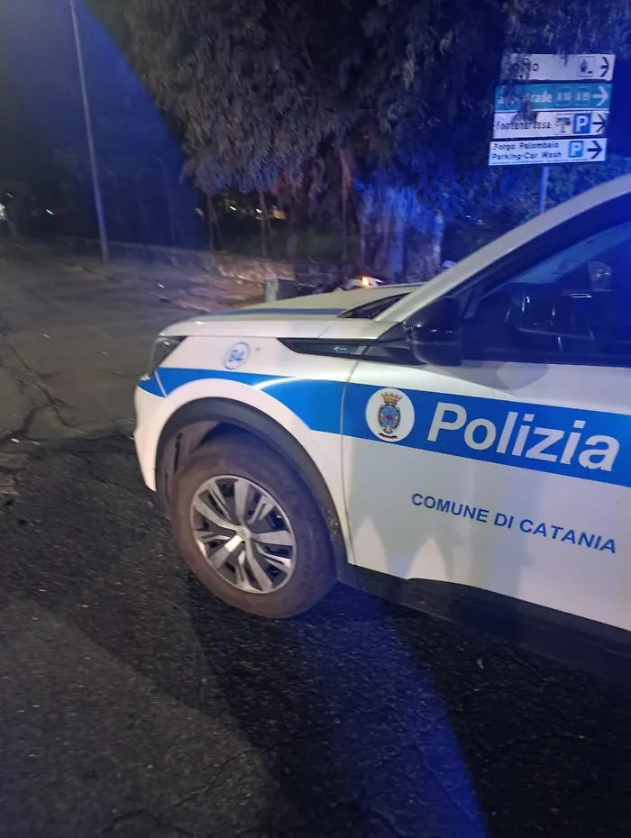 Catania, incidente mortale in via Forcile: fatale per una donna l'impatto tra scooter e auto