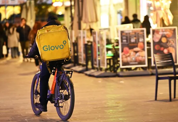 Glovo e Deliveroo nel mirino dell'Antitrust: comunicazioni ingannevoli sull'impegno verso i rider