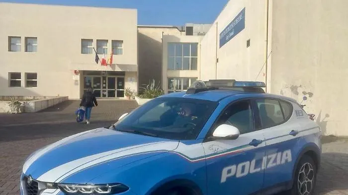 Furti nelle scuole, blitz della Polizia al liceo Einaudi: fermato un 28enne