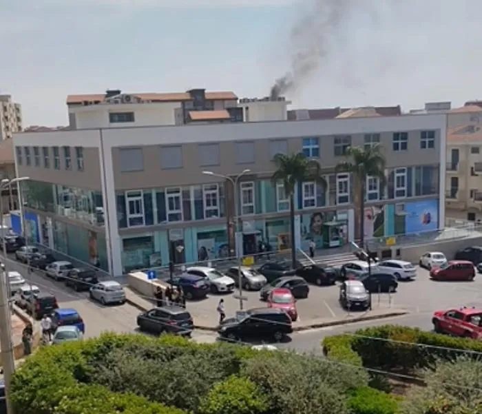 Paura a Modica Sorda, incendio in un edificio commerciale