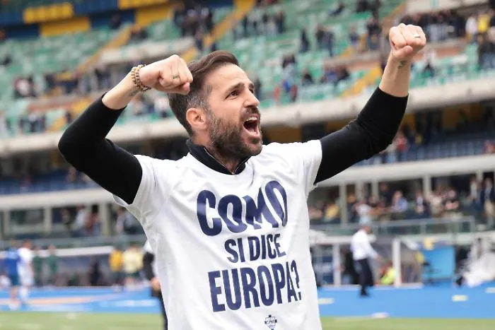 "Como si dice Europa?" Fabregas trascina i lariani ad un traguardo che sa di storia
