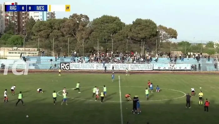 Il Messina retrocede e il telecronista si mette a piangere: il dramma sportivo in diretta Tv