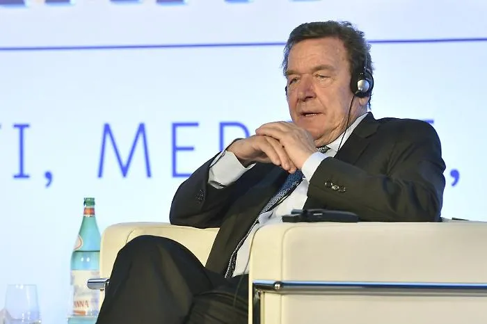 L'Europa alza il muro: "Il negoziatore lo scegliamo noi, non Putin". L'Ue chiude la porta a Schr&ouml;der 