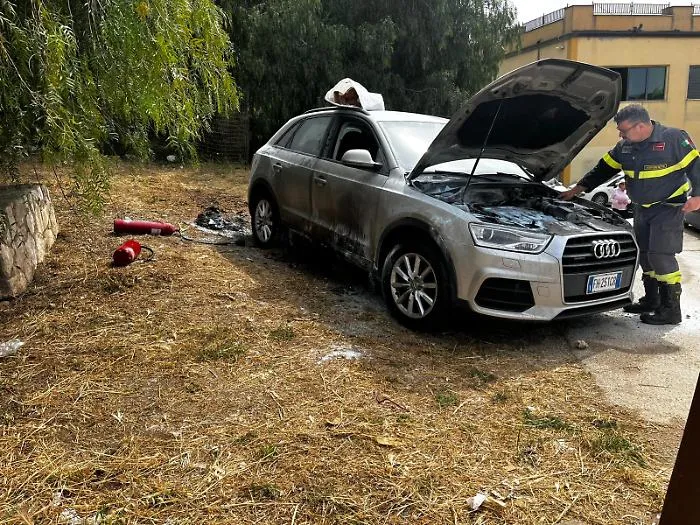 Attentato incendiario a Canicatt&igrave;, caccia all'uomo col cappuccio: nel mirino l'auto di un prof