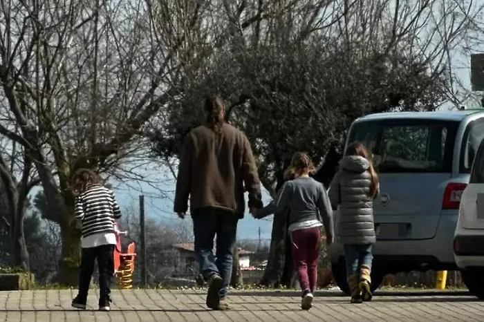 Casa nel bosco, gli avvocati della famiglia rinunciano alla difesa: &laquo;Non c'era una visione comune&raquo;