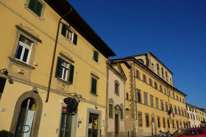 Accoltellato mentre tenta di difendere una collega dalle molestie: &egrave; in gravi condizioni un ragazzo di 23 anni