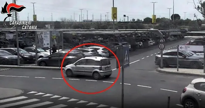 Catania, la banda del furto d&rsquo;auto con la tecnica dell'Obd in azione nel parcheggio Ikea: ladri in fuga rintracciati e arrestati 