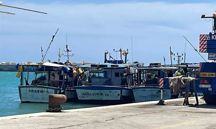 Giallo nel porto di Sciacca, quattro pescherecci tunisini attraccano in centro: scattano le verifiche
