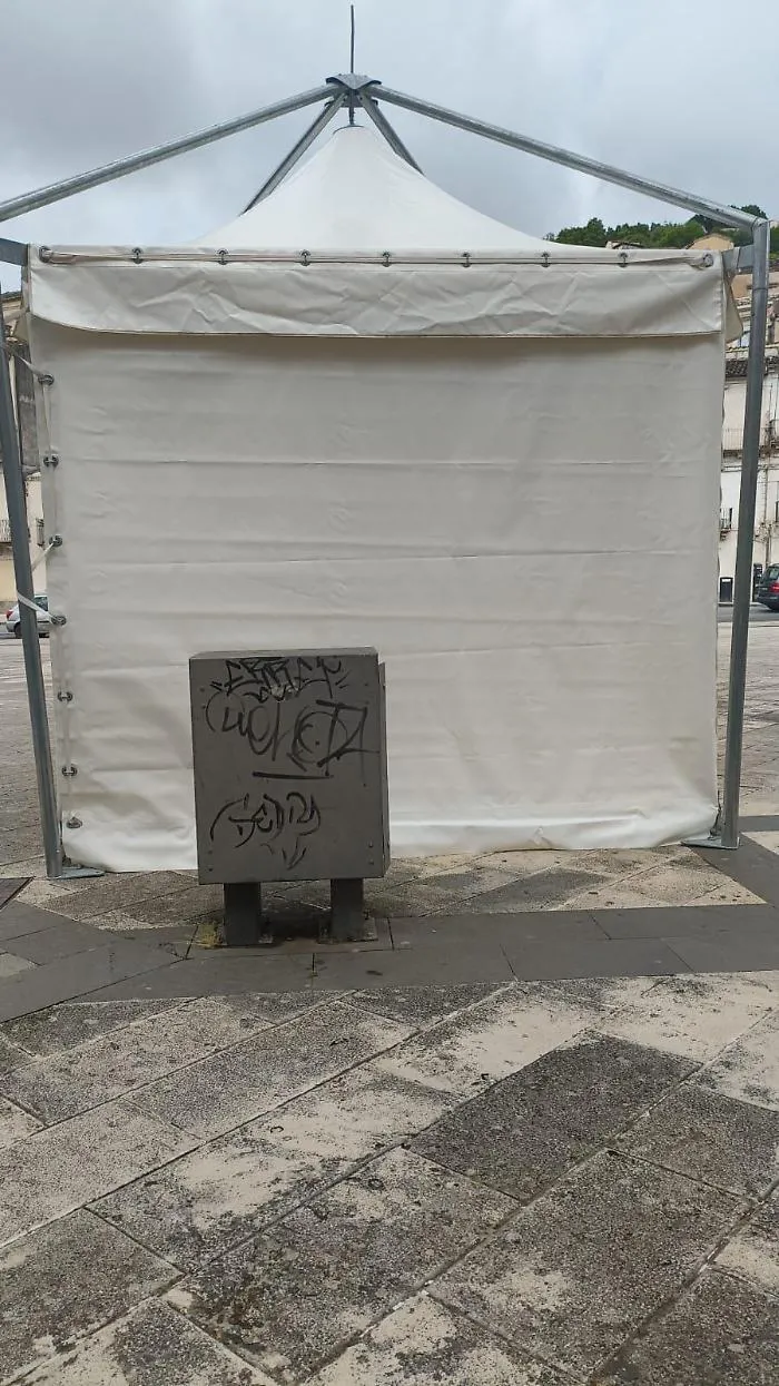 Gazebo non ancorato vola a causa del vento e semina il panico, &egrave; accaduto a Modica