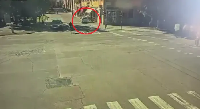 Modena, l'auto ad alta velocit&agrave; e la folla falciata: il video della strage mancata