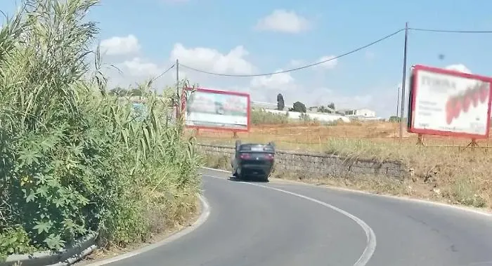 Acate, perde il controllo dell'auto in curva e si ribalta