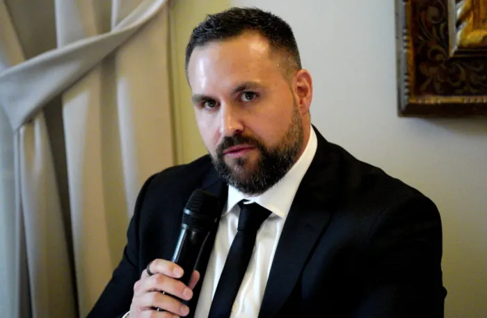 Messina immobile? Justin Davis replica:  &laquo;Non confondete il mio silenzio per una mancanza di determinazione&raquo;