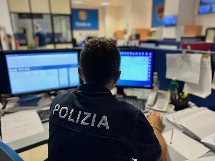  Sorpresi a smontare plastiche di un'auto con passamontagna e utensile: bloccati e arrestati due ventunenni