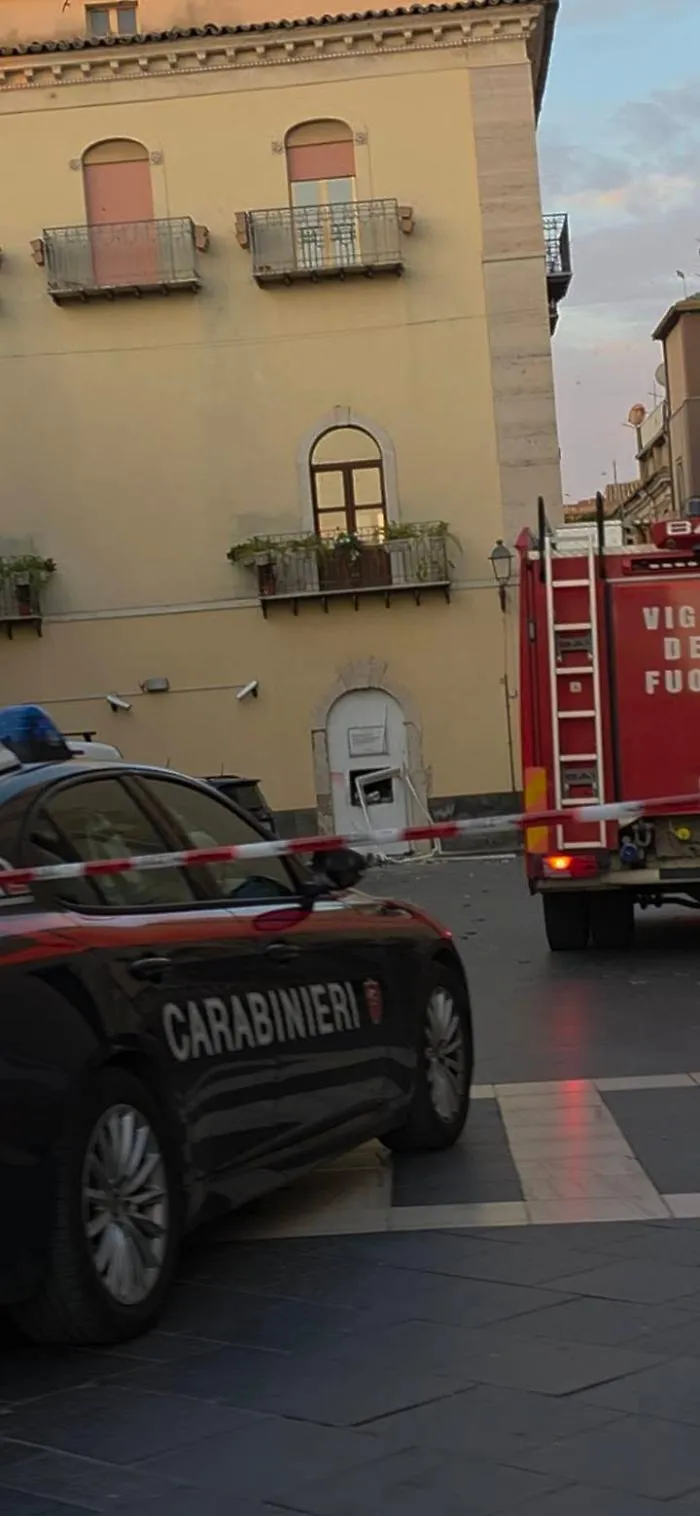 Boato all'alba nell'Ennese: bancomat sventrato con la tecnica della "marmotta", cittadini sotto choc