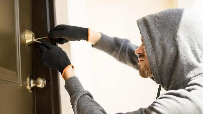 Modica, un ladro negli chalet: tre colpi in una notte